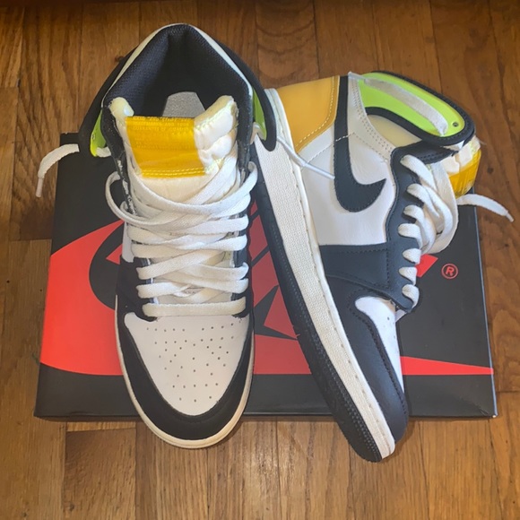 Jordan 1 Retro High OG - Picture 1 of 5